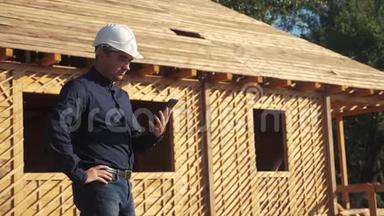 概念建筑构建建筑师慢动作视频.. 戴头盔的男建筑工人站在建筑工人手中